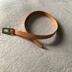 GUESS GENUINE LEATHER TAN & SILVER RIVET BELT w/SILVER BUCKLE SMALL